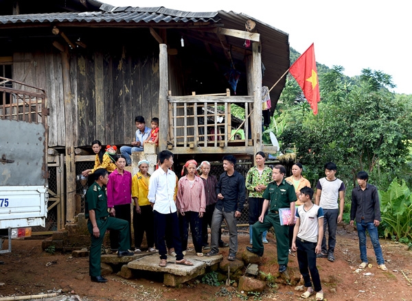 Đồng chí Triệu Văn Dắt (đứng giữa), Bí thư chi bộ thôn Nà Tình, xã Cần Nông, là Bộ đội Biên phòng tỉnh Cao Bằng xuất ngũ, đang cùng cán bộ Đồn Biên phòng Cần Yên tham gia tuyên truyền, vận động nhân dân tích cực tham gia phong trào xây dựng nông thôn mới tại địa phương.