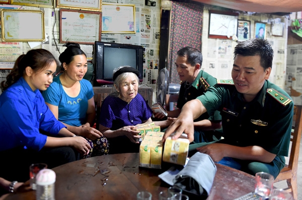 Đồn Biên phòng Xuân Trường nhận phụng dưỡng và thường xuyên thăm, khám sức khỏe Bà mẹ Việt Nam Anh hùng Mông Thị Nhất.