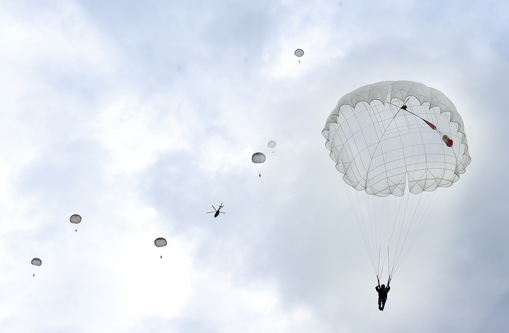 Để được thực hiện giấc mơ lơ lửng trong không trung, các học viên học và luyện tập các kỹ năng gấp dù, rời cửa máy bay, tiếp đất và tất cả các tình huống xử lý bất trắc trên không.