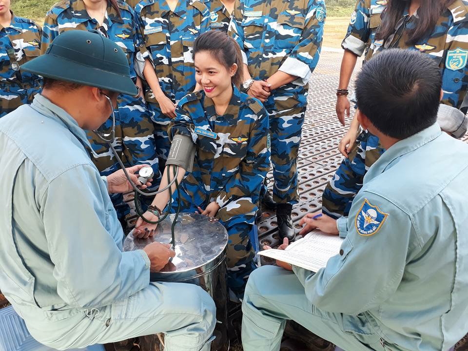 Trước mỗi buổi nhảy dù, tất cả các học viên đều phải kiểm tra sức khỏe, và khi huyết áp ổn định mới được tham gia nhảy dù. Ở khâu này, một số bạn bị hội chứng hồi hộp, huyết áp tăng nên không được tham gia nhảy dù.