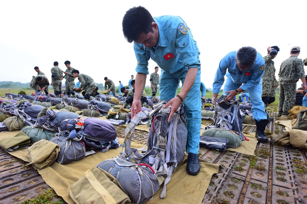 Các thầy giáo kiểm tra kỹ tình trạng dù trước mỗi buổi nhảy. Dù D6 cũng là bài huấn luyện chung cho các lực lượng đặc công đổ bộ đường không.