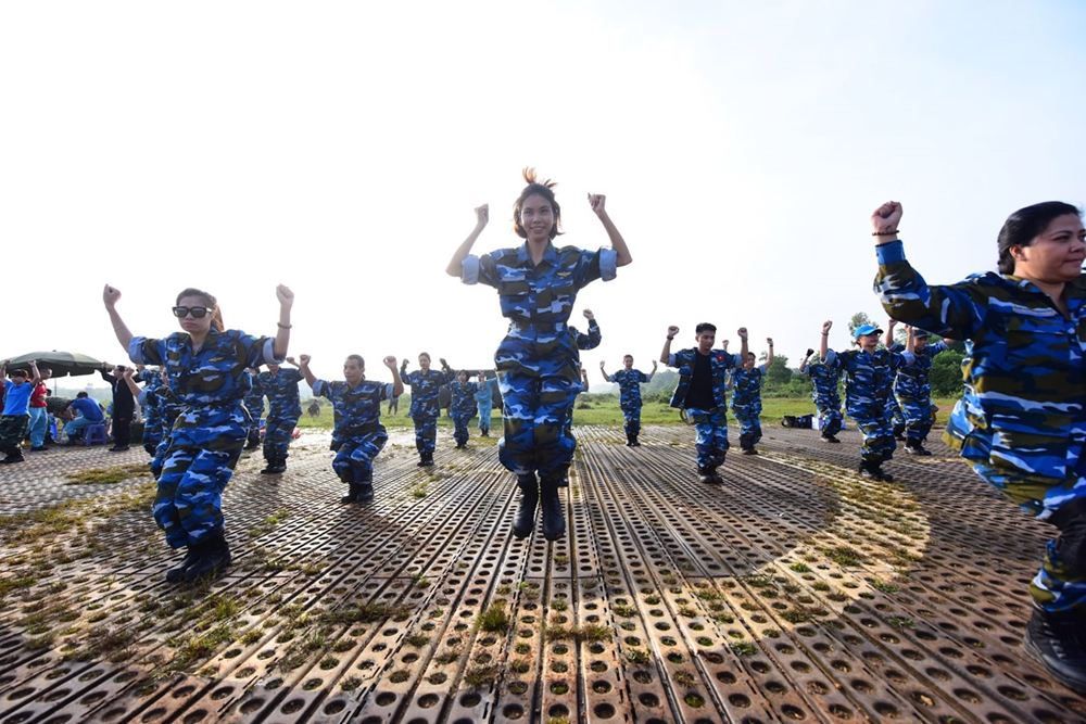 Các học viên khởi động trước khi vào buổi nhảy chính thức.