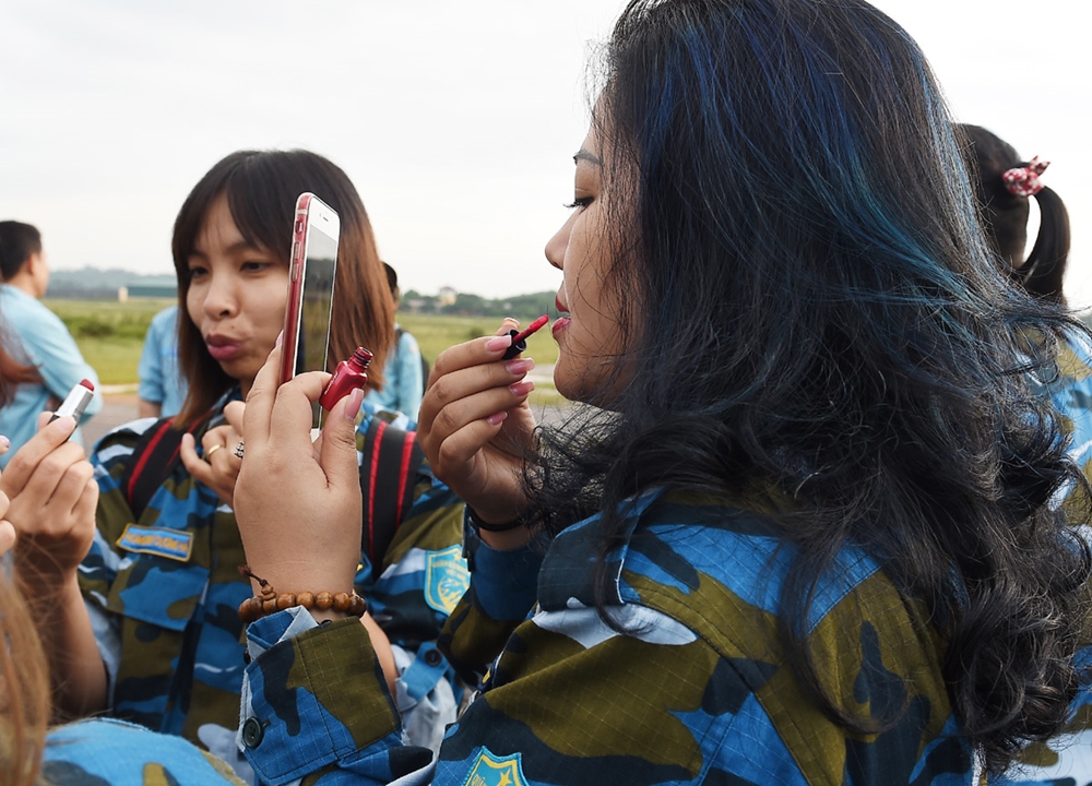 Học viên Nguyễn Thị Thuận, nhân viên Ngân hàng Vietinbank tranh thủ làm đẹp trước chuyến nhảy dù.