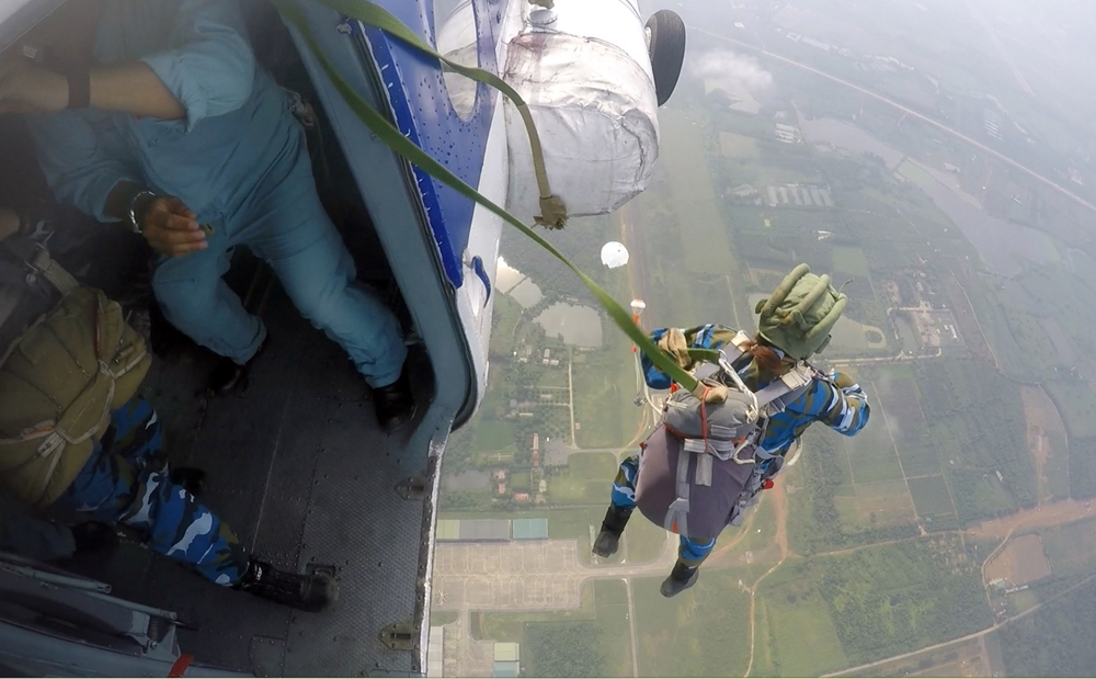 Khoảnh khắc nhiều cảm xúc nhất là lúc đứng trước ô cửa trực thăng chờ lệnh nhảy. Nhìn xuống là khoảng không sâu hun hút, gió mạnh, một chút sờ sợ len lỏi vào tâm trí, nhưng khi có lệnh nhảy là lao vút ra không trung, người bị xoay lộn nhưng vẫn cảm nhận được rõ 3 giây rơi tự do. “Khi bung dù lơ lửng trong không trung được ngắm mây trời lững lờ là cảm giác tuyệt diệu nhất của mình”, Học viên Hoàng Thùy Dương Hà, Trung tâm Nhật ngữ Yuki chia sẻ.