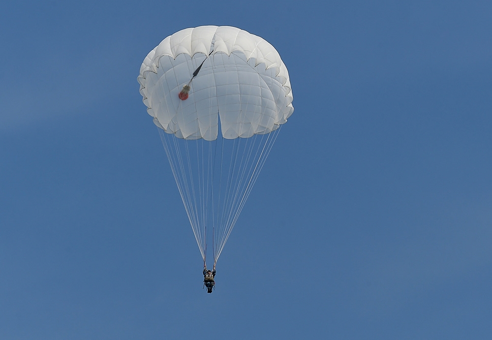 Một chuyến bay đáp ứng 2 tốp nhảy, mỗi tốp nhảy thường là 4-5 học viên. Khi ra khỏi cửa máy bay sau 3 giây các học viên giật dù chính. Trong trường hợp học viên không giật hoặc bị kẹt thì máy mở dù sẽ hoạt động. Ngoài ra các học viên đều được trang bị thêm một dù phụ đeo cùng.