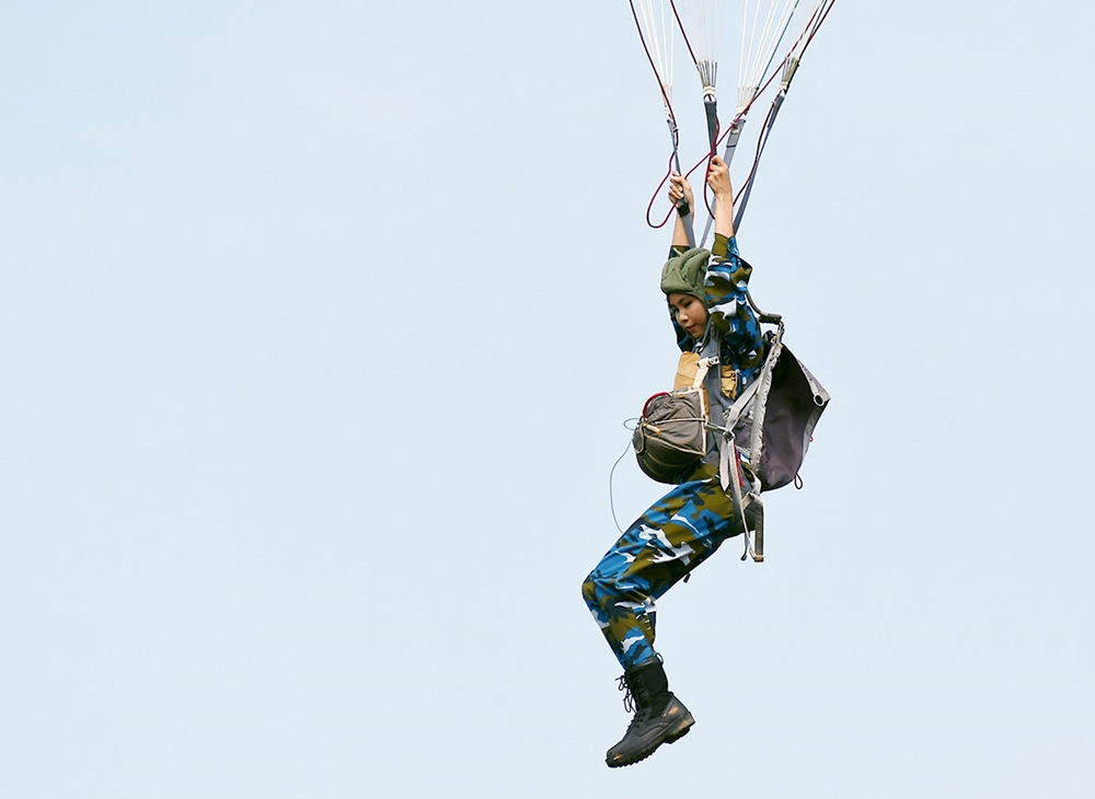 Trong bộ môn dù, đòi hỏi các học viên phải có bản lĩnh vững vàng. Nếu chỉ nắm vững lý thuyết thôi chưa đủ, mà phải thực hành nhuần nhuyễn vì chỉ cần một sơ sảy nhỏ là dẫn đến mất an toàn.