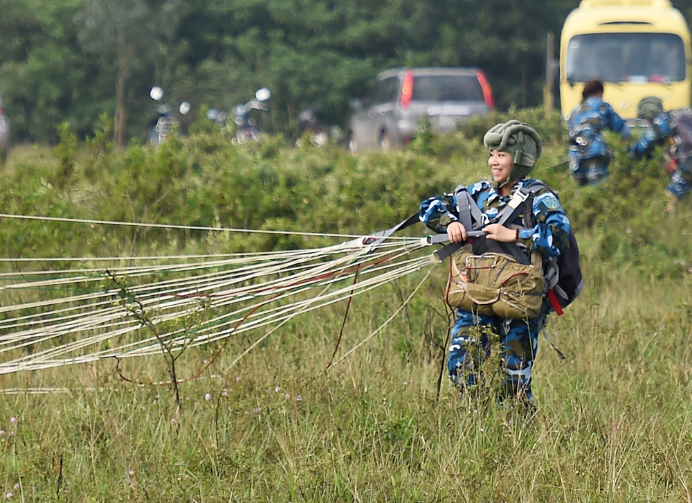 Niềm vui của học viên Đào Thị Hồng Nhung, sinh viên năm thứ 2 Đại học Quốc Gia Hà Nội khi tiếp đất an toàn và có buổi nhảy thành công.