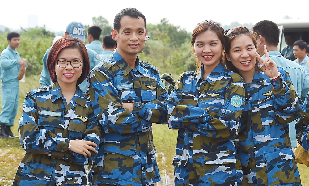 Để thực hiện đam mê, học viên Chu Thị Quỳnh Hoa (ngoài cùng bên trái), trú ở thành phố Hạ Long, mỗi tuần đều tranh thủ lên Hà Nội học đều đặn trong 3 tháng.