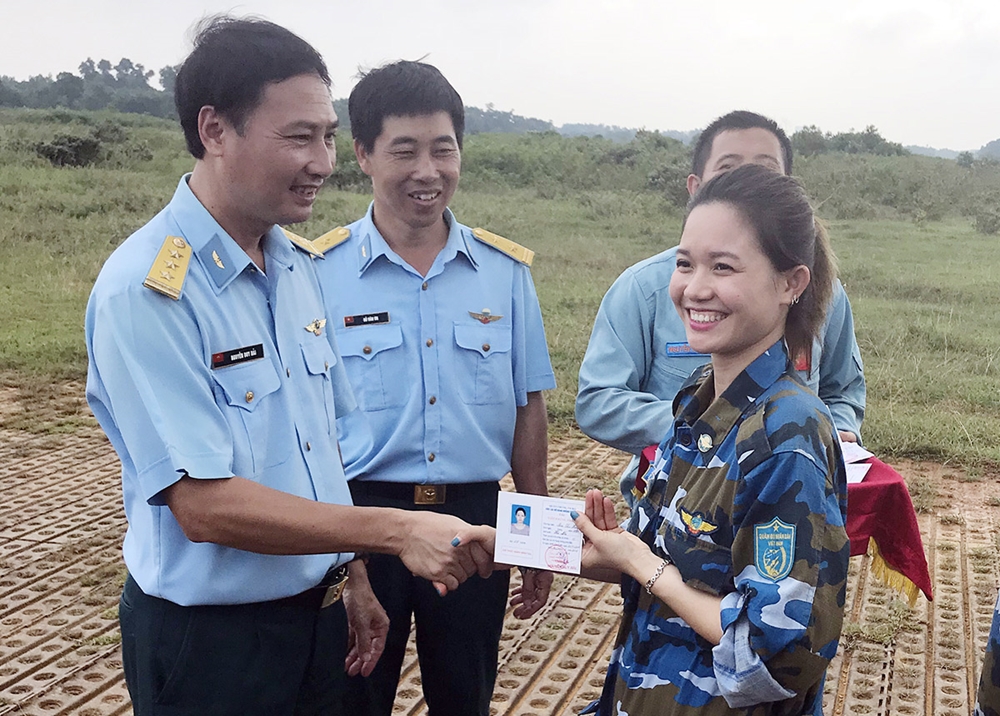 Kết thúc khóa huấn luyện, các học viên được CLB Hàng không phía Bắc trao chứng nhận tốt nghiệp khóa nhảy dù.
