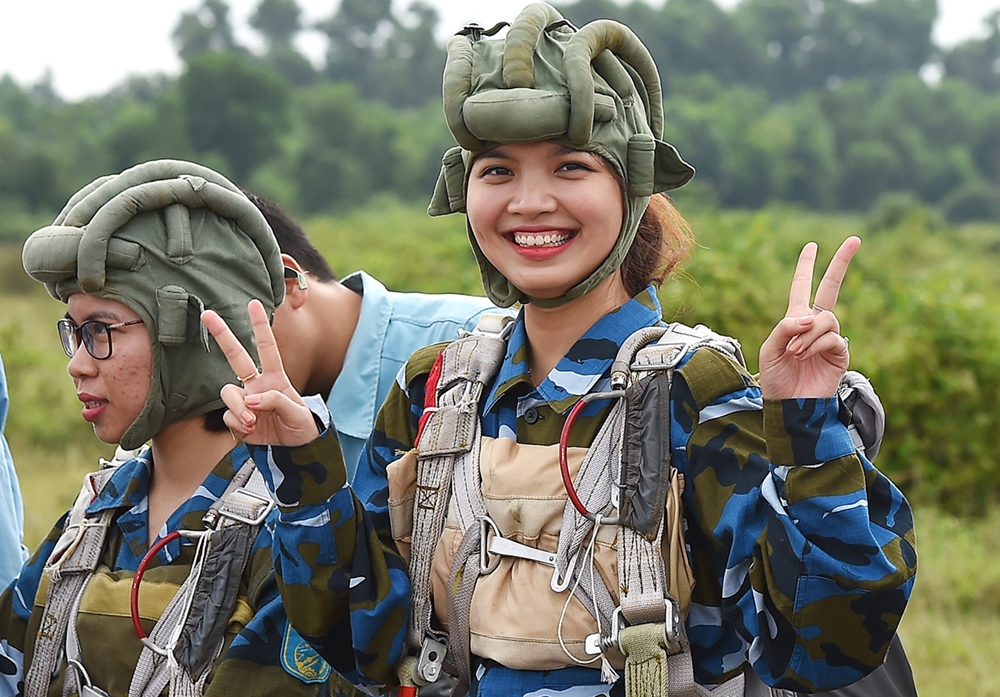 Học viên Đỗ Thùy Dương (sinh năm 1991) hiện là nhân viên công ty tư vấn luật ở Hà Nội đã hoàn thành xuất sắc khóa nhảy dù. Dương chia sẻ: “Cuộc sống luôn phải tự tìm kiếm cho mình những đam mê và thử thách để vượt qua”.