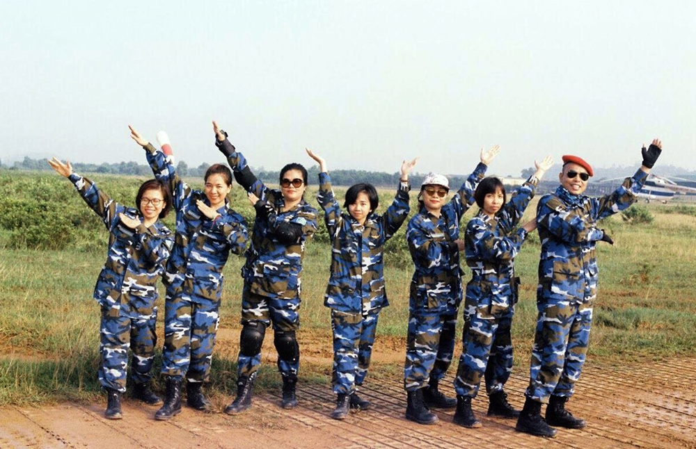 Các học viên nữ tranh thủ ghi lại kỷ niệm với khóa học. Với họ, thông qua đợt thử thách này, mỗi người thấy mình trưởng thành hơn.