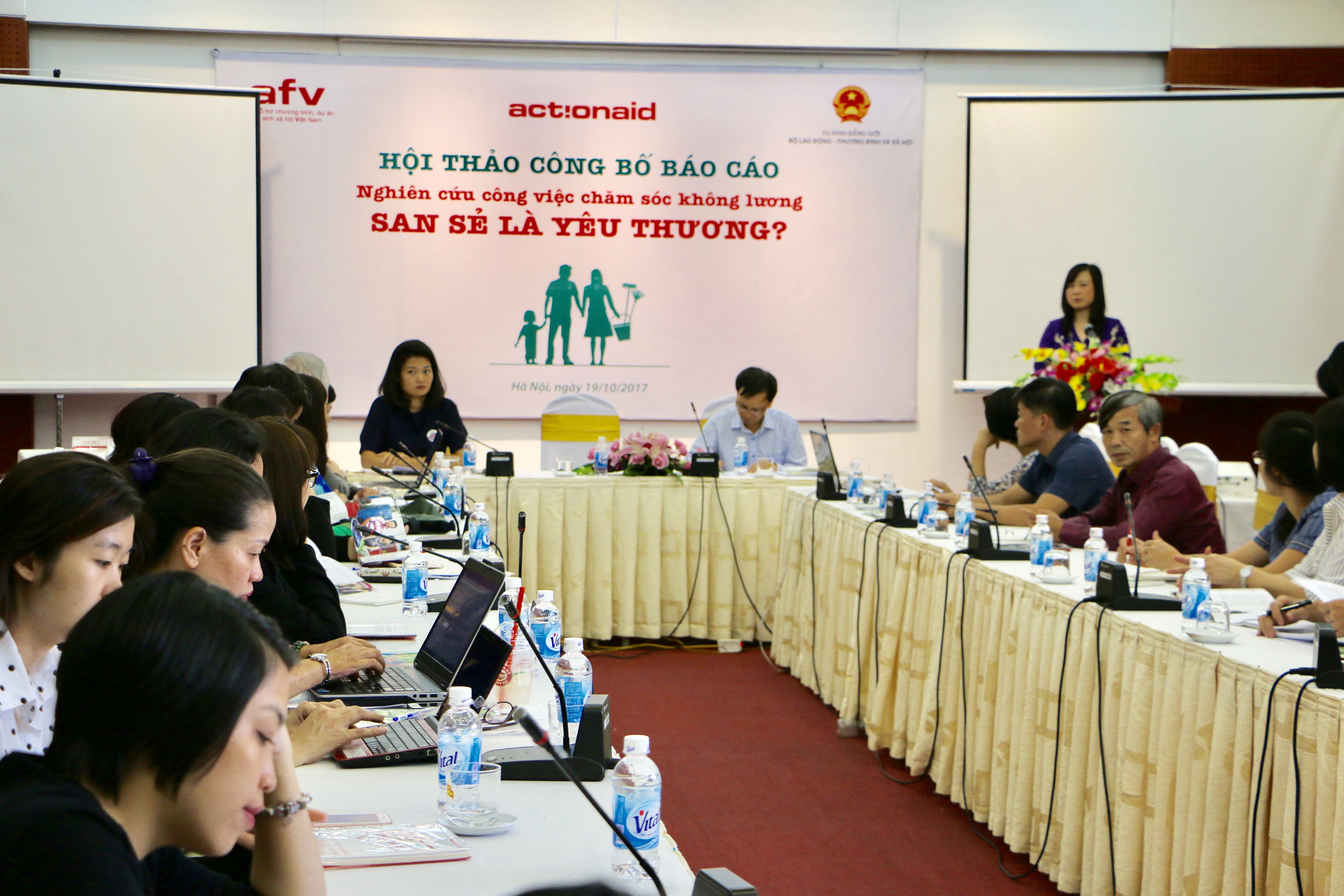 Phụ nữ thực hiện phần lớn những công việc chăm sóc không lương trong gia đình