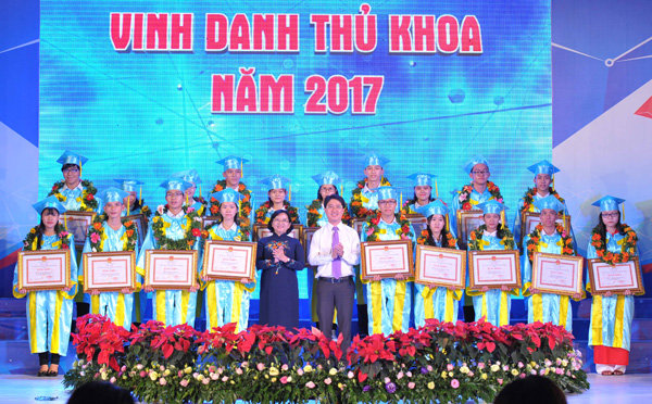 TP Hồ Chí Minh vinh danh 84 thủ khoa