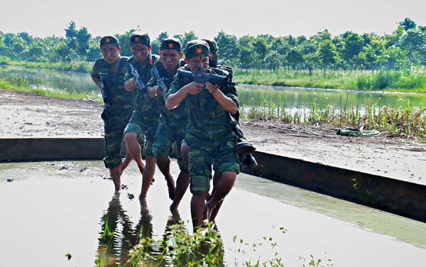 Tổ đặc nhiệm rèn luyện kỹ năng vận động qua bãi sình lầy không để lại dấu vết.