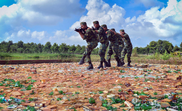 Đi trên mặt đất có nhiều vật sắc, nhọn.