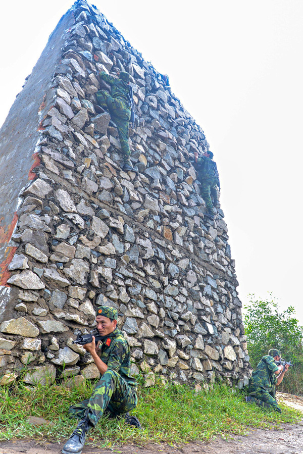 Vượt vách thẳng đứng.