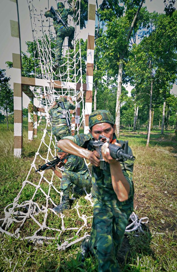 Vượt các chướng ngại vật được thiết kế sát với thực tế chiến đấu.