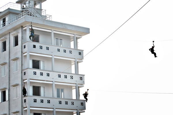 Di chuyển trên không qua các tòa nhà.