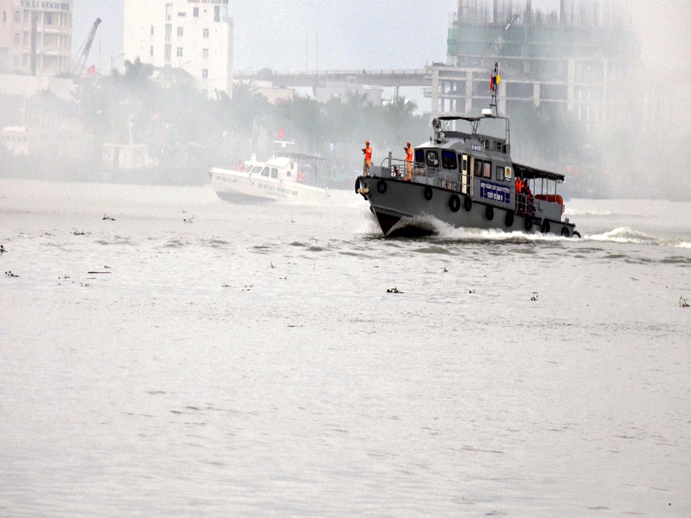 Cảnh sát giao thông đường thủy truy đuổi lực lượng khủng bố.