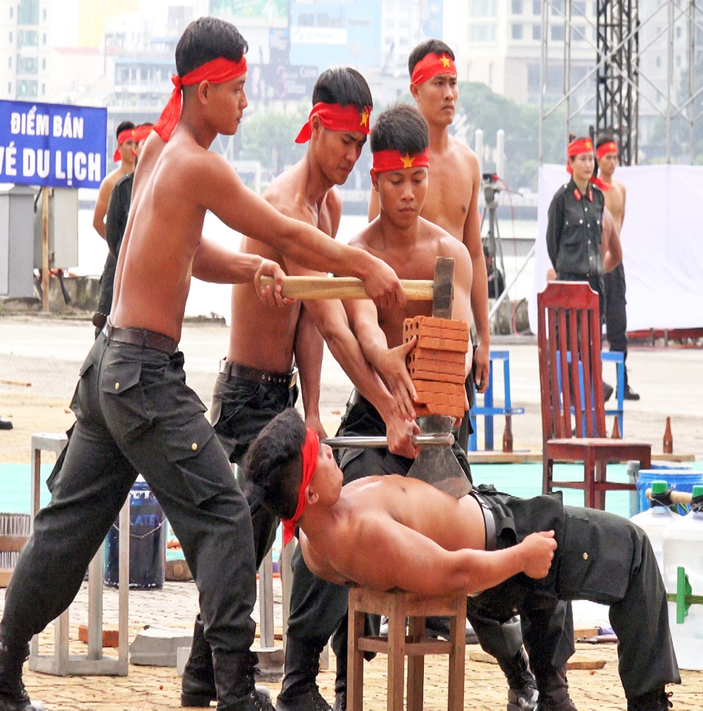 Chiến sĩ Cảnh sát cơ động biểu diễn khí công.