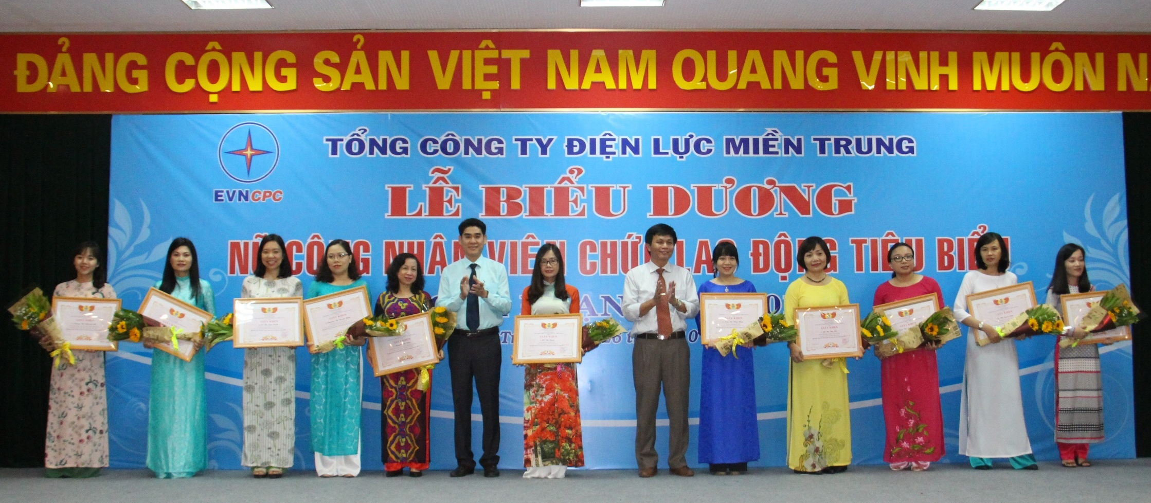 Tuyên dương nữ công nhân tiêu biểu trong ngành điện lực