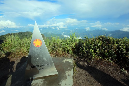 Ngắm mây trên đỉnh Chiêu Lầu Thi
