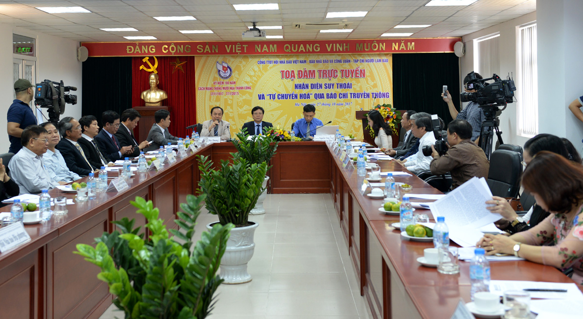 Nhận diện suy thoái và “tự chuyển hóa” qua báo chí truyền thông