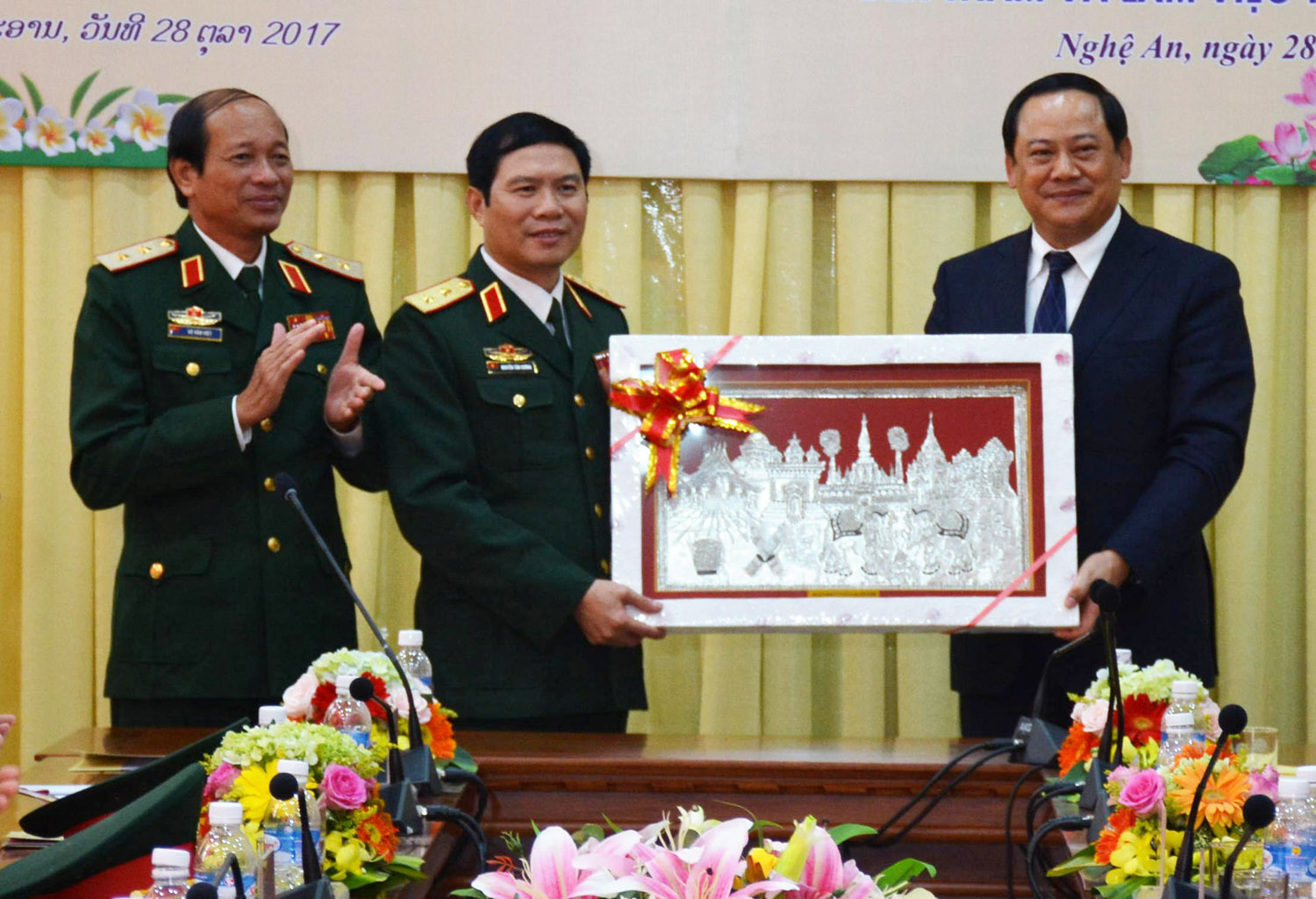 Phó thủ tướng Lào Sonexay Siphandone thăm, làm việc tại Quân khu 4