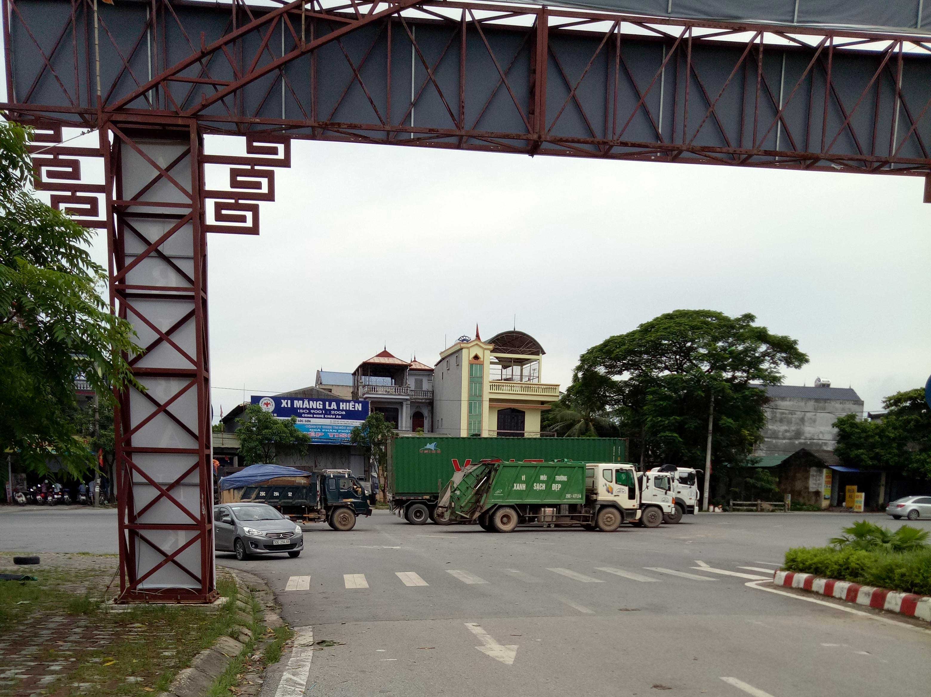 Tài xế “biến” ngã ba thành nơi đỗ xe