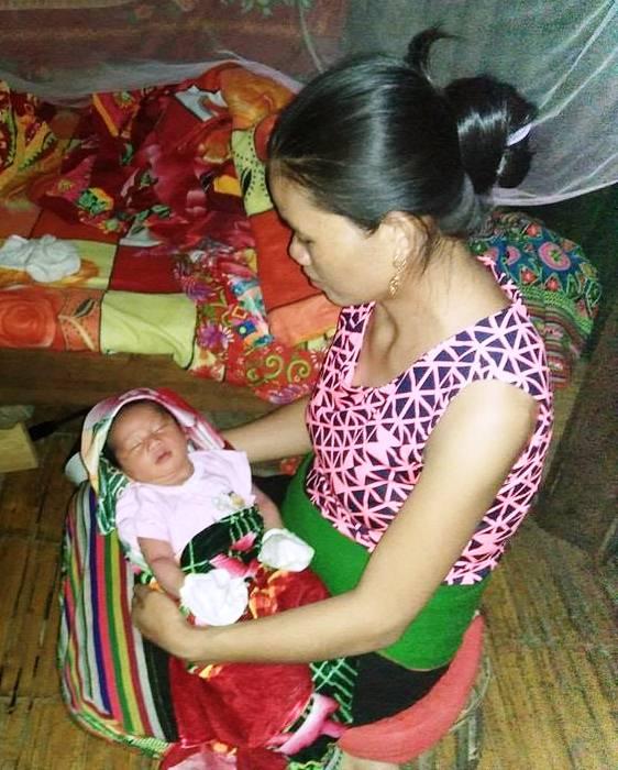 Giúp ca “vượt cạn” trong đêm mưa lũ
