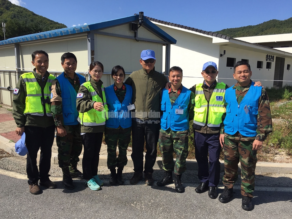 Thiếu tá Đỗ Thị Hằng Nga rạng rỡ bên các sĩ quan quân đội các nước trong khóa tập huấn tiền triển khai GGHB tại Hàn Quốc (vào tháng 8 năm 2017).