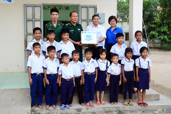 Thăm, tặng quà các lớp học tình thương của Bộ đội Biên phòng Long An