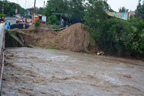 Các địa phương và lực lượng quân đội nỗ lực khắc phục thiệt hại do bão số 12 gây ra