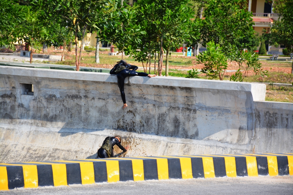 Lực lượng người nhái tiếp cận mục tiêu.