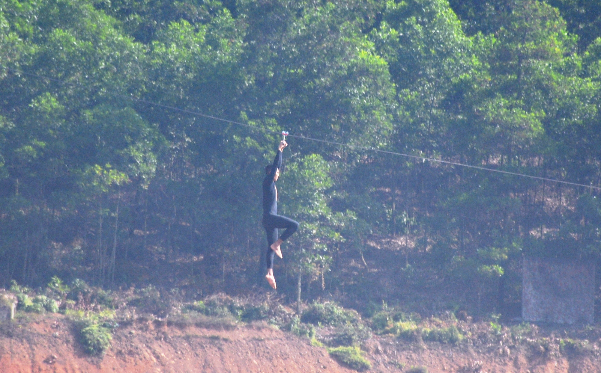 Đu dây tiếp cận mục tiêu.