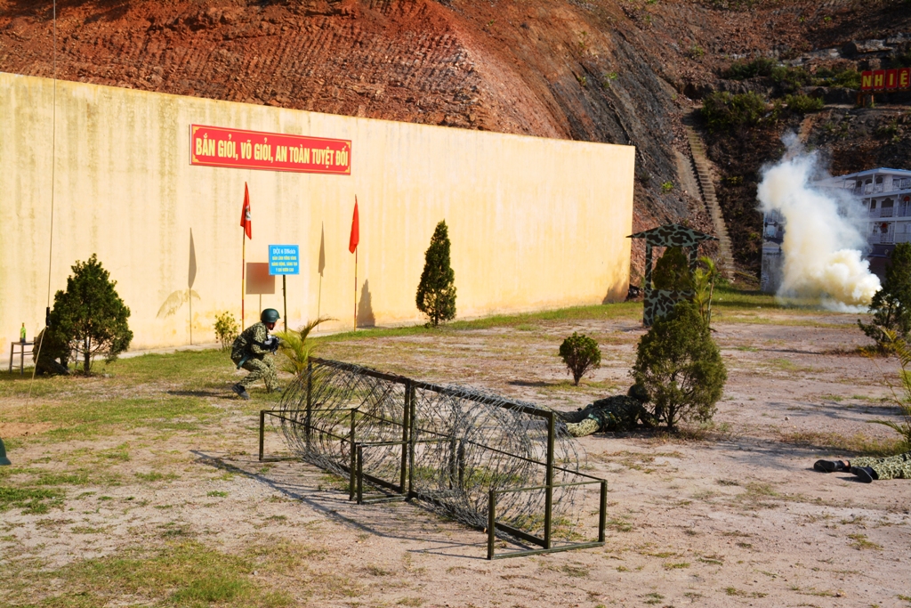 Đánh chiếm và tiêu các mục tiêu trên bờ.