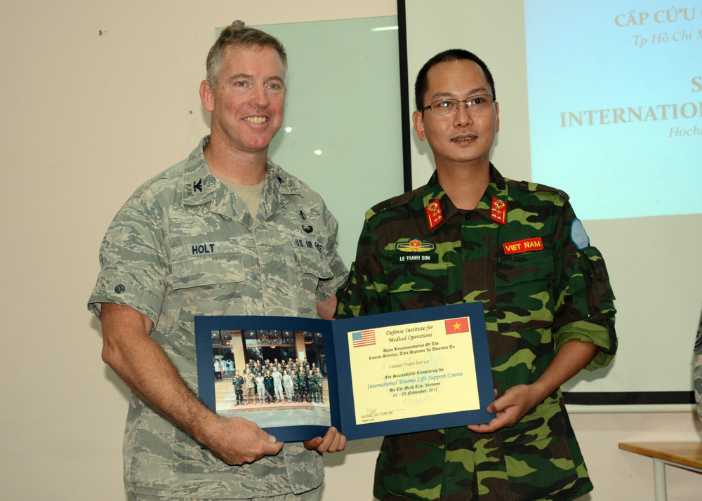 Lực lượng y tế tham gia GGHB nhận chứng chỉ Cấp cứu chấn thương quốc tế 