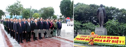 Lãnh đạo Đảng, Nhà nước, thành phố Hà Nội đặt hoa tưởng niệm tại Tượng đài V.I.Lenin