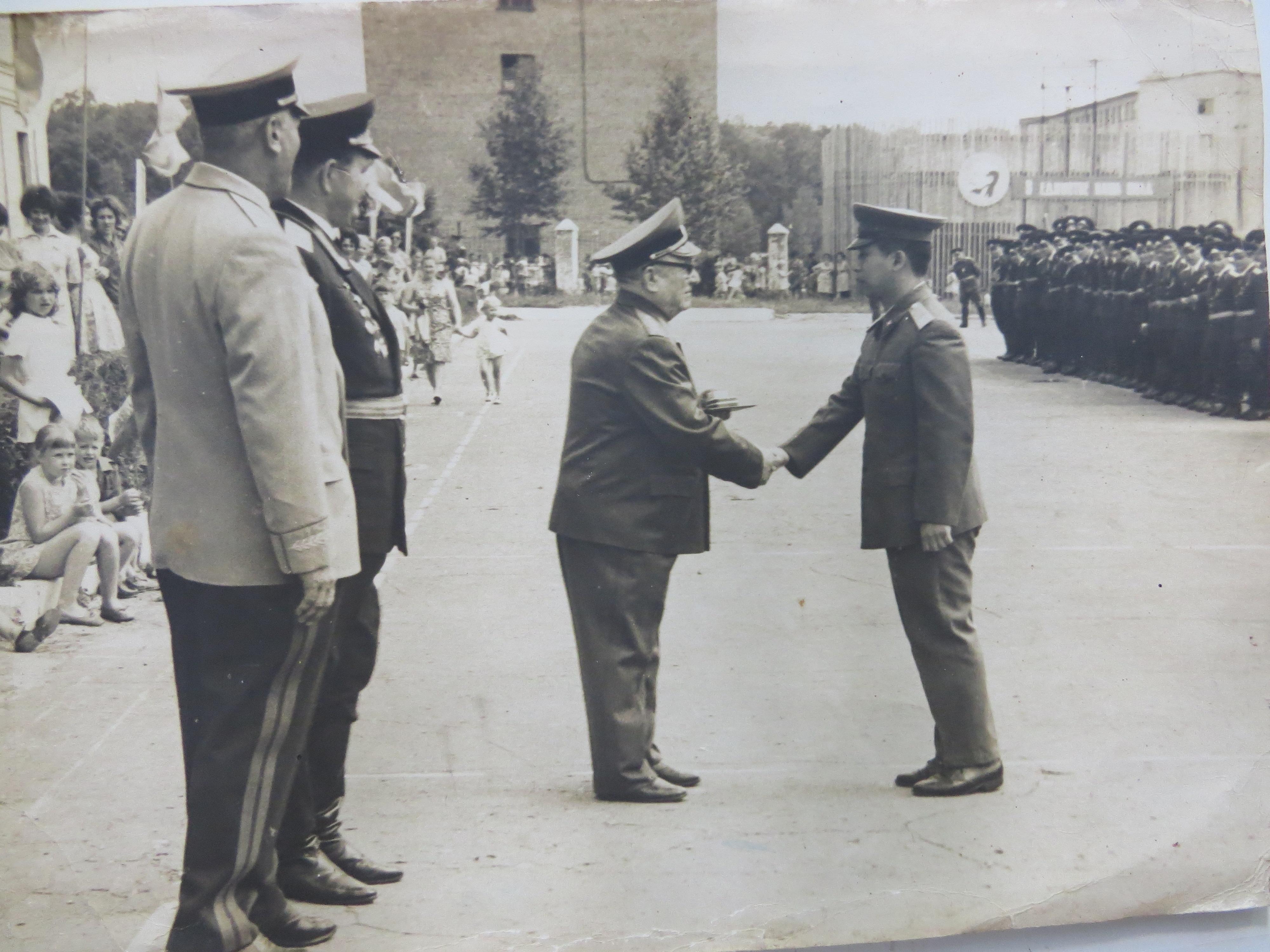 Bằng đỏ và tấm Huy chương Vàng
