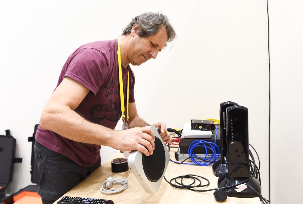 Viettel cũng cung cấp dịch vụ cho các hãng truyền thông trong nước và nước ngoài tại các khu vực riêng theo nhu cầu. Trong ảnh, anh Yan Vermeylen, phụ trách kỹ thuật của Thompson Reuters đang kết nối hạ tầng cho Viettel cung cấp với các thiết bị của đoàn.