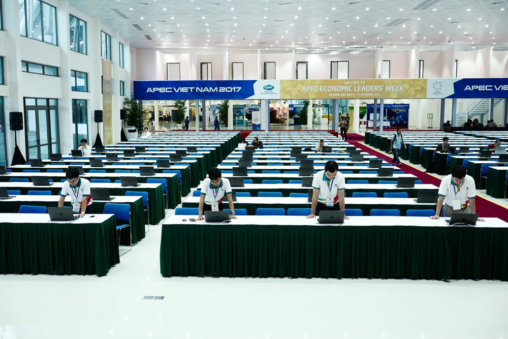 Các nhân viên của Viettel kiểm tra máy tính xách tay phục vụ phóng viên tại IMC. Trong dịp này, Viettel cung cấp 100 điện thoại cố định, hơn 120 máy tính xách tay và hơn 100 ti vi tại IMC để phục vụ cho quá trình tác nghiệp của các phóng viên.