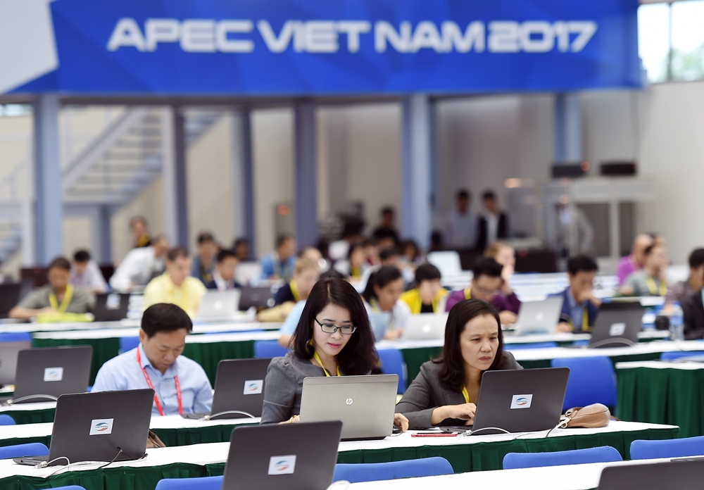 Các phóng viên sử dụng dịch vụ của Viettel tại IMC.