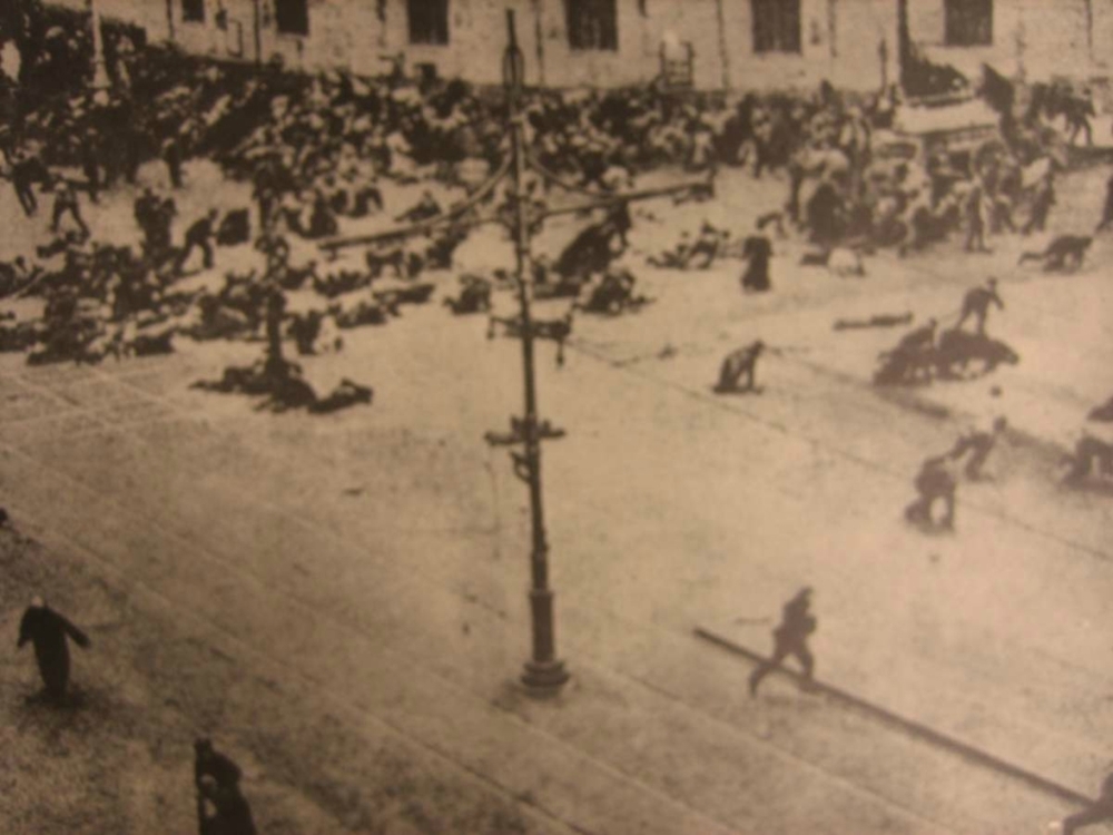 Trước phong trào đấu tranh của giai cấp công nông, ngày 4-7-1917, Chính phủ tư sản lâm thời ra lệnh cho binh lính xả súng vào đoàn người biểu tình tại Petrograd. Hành động này đã khẳng định chỉ có bạo lực cách mạng như Luận cương Tháng Tư của Lenin xác định mới có thể giành lại chính quyền về tay Xô Viết công nông.