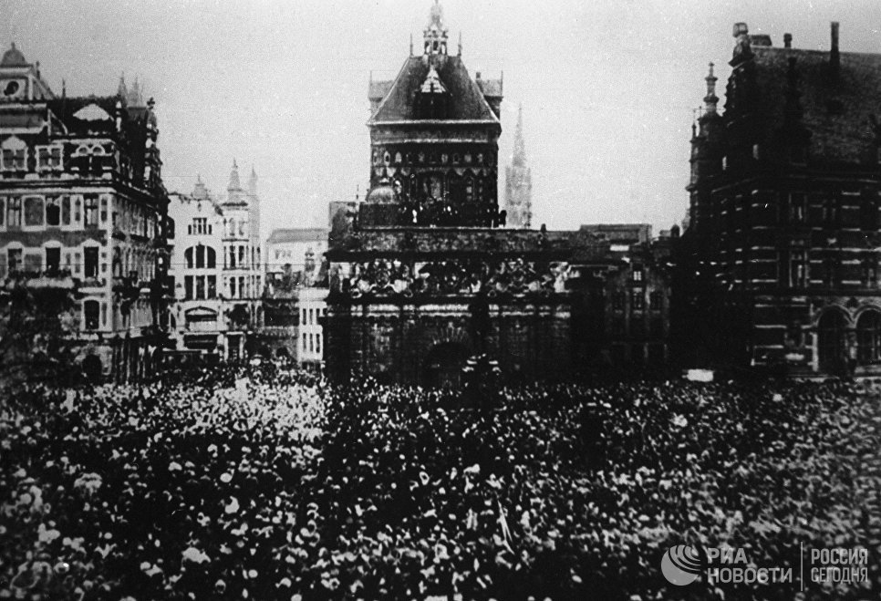 Quần chúng công nông, binh sĩ tại Petrograd diễu hành bên thềm cách mạng.