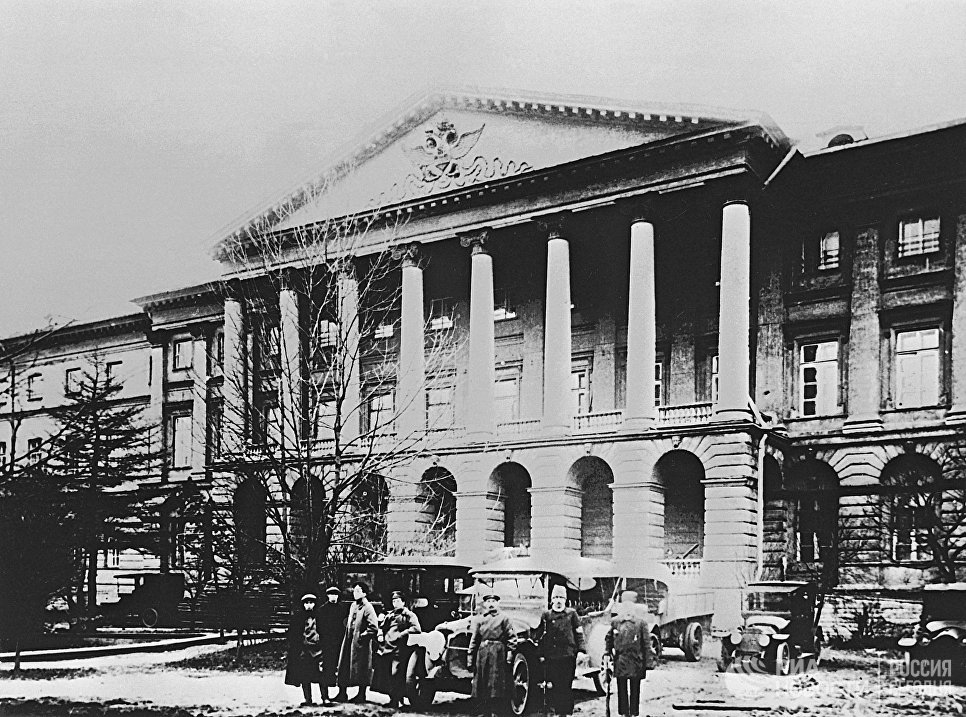 Cung điện Smolyn, nơi đặt Ủy ban Quân sự cách mạng, chỉ đạo việc tiến hành Cách mạng Tháng Mười.