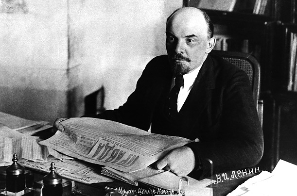 Lãnh tụ Lenin và tờ báo Pravda (Sự Thật), cơ quan ngôn luận của Đảng Bonsevich.