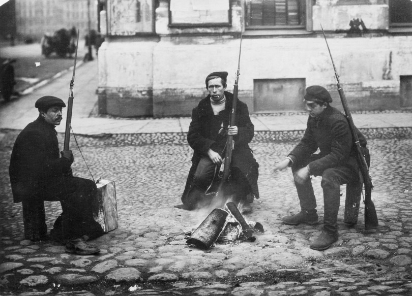 Những thành viên Cận vệ Đỏ trên đường phố Petrograd trong những ngày cách mạng nổ ra.