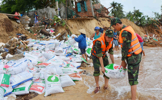 Chưa về khi bà con chưa ổn định cuộc sống sau bão