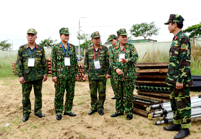 Thượng tướng Nguyễn Phương Nam kiểm tra các lực lượng tham gia bảo vệ an ninh Tuần lễ cấp cao APEC