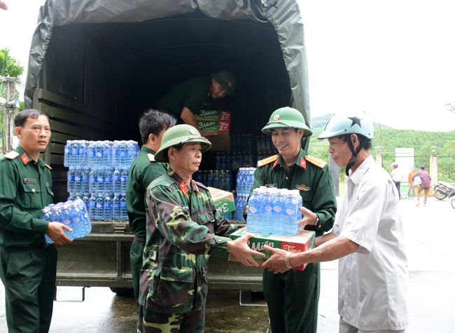 Trong gian khó càng gắng sức giúp dân